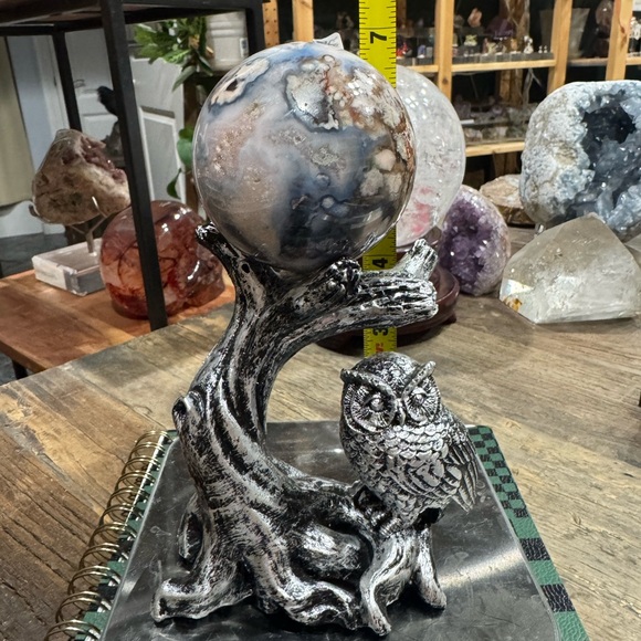 Silver Owl Sphere holder with a Blue Flower agate sphere - Picture 2 of 4